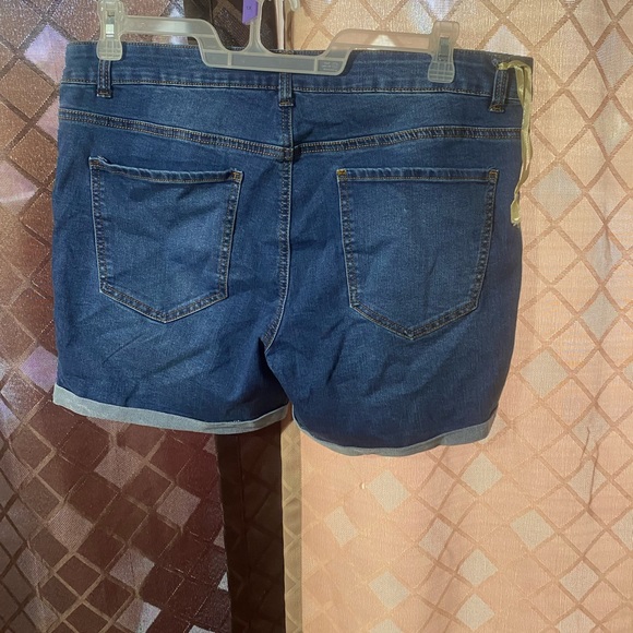 Plus size Ripped Short - Picture 3 of 3